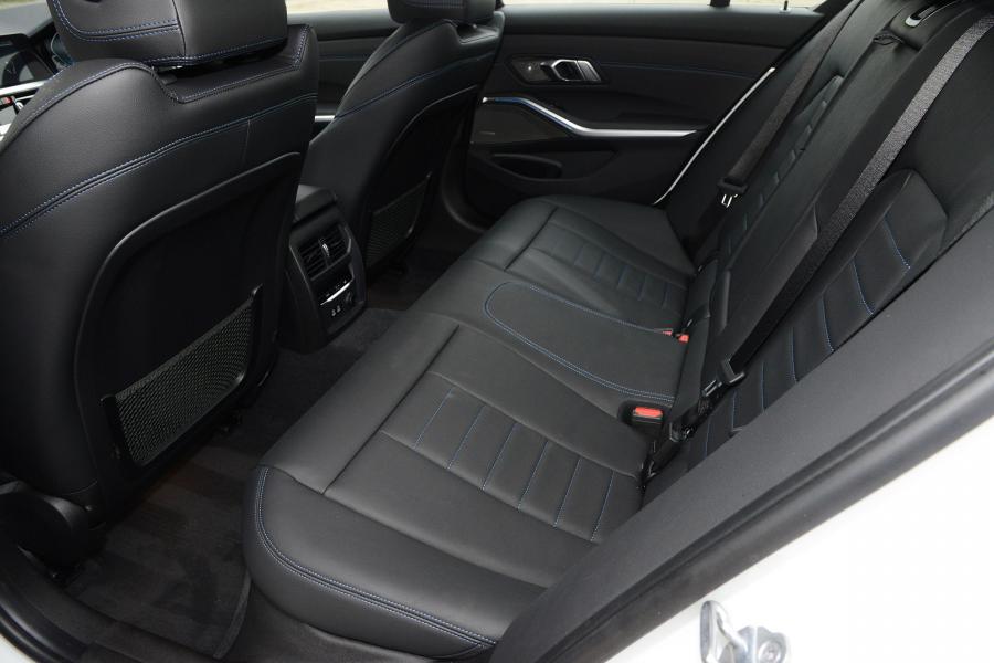 Интерьер BMW 330e M Sport (G20) 2019 года  (UK) (фото 11 из 25)